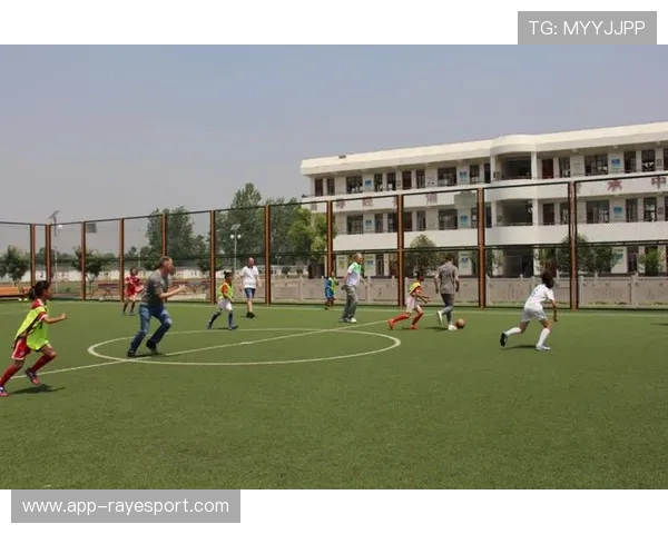 门兴格拉德巴赫与本地学校携手启动足球进校园项目促进青少年体育发展 门兴格拉德巴赫与本地学校携手启动足球进校园项目促进青少年体育发展